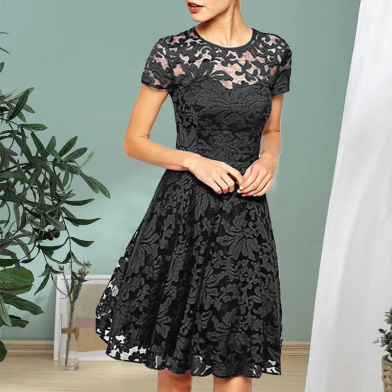 Vestido Curto Bordado com Flores de Renda